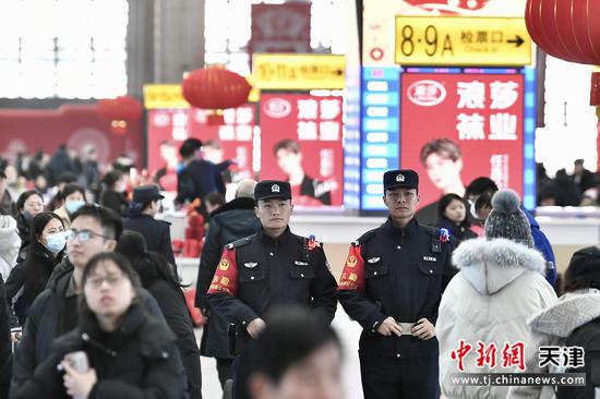 图为天津站人潮涌动,天津站派出所民警在人群中默默守护。(北京铁路公安局天津公安处供图)