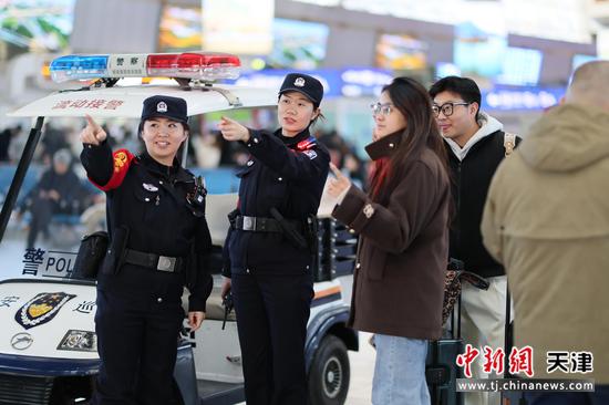 图为北京铁路公安局天津公安处天津站民警在热情为旅客指路。(北京铁路公安局天津公安处供图) 图为北京铁路公安局天津公安处天津站民警在热情为旅客指路。(北京铁路公安局天津公安处供图)