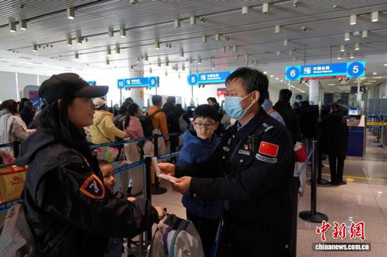 图为边检现场。(东疆边检站供图) 图为边检现场。(东疆边检站供图)