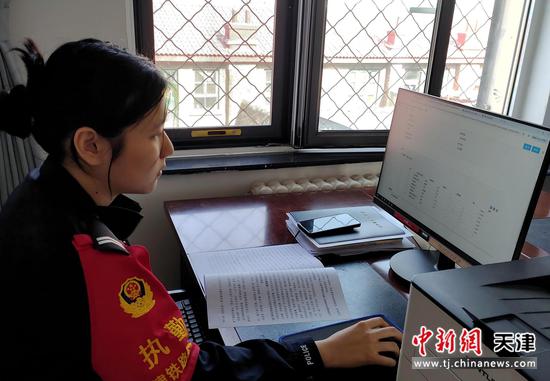图为北京铁路公安局天津公安处昌黎站派出所民警李子涵在内勤办公室工作。(北京铁路公安局天津公安处供图) 图为北京铁路公安局天津公安处昌黎站派出所民警李子涵在内勤办公室工作。(北京铁路公安局天津公安处供图)