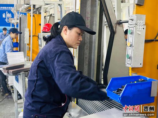 工人们正熟练地操作，有序生产