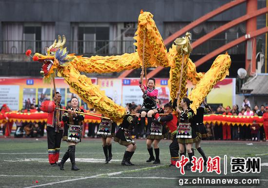 竞技龙表演。王永娟摄