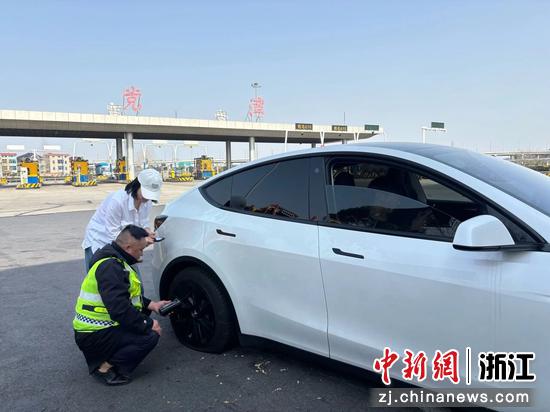 党湾收费站工作人员用便携式充气设备给轮胎充气。浙江交通集团 供图 党湾收费站工作人员用便携式充气设备给轮胎充气。浙江交通集团 供图