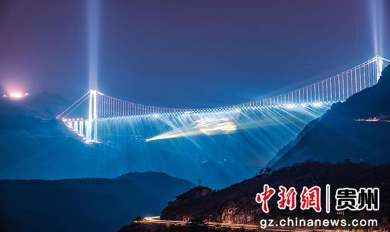 花江峡谷大桥开启灯光秀