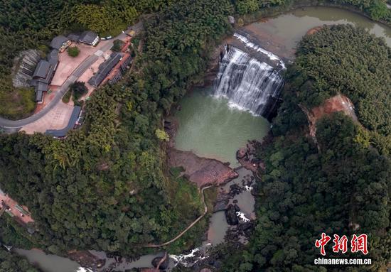 2026年2月23日，贵州遵义赤水丹霞大瀑布气势磅礴，丹霞赤壁与飞瀑流泉相映成趣，吸引各地游客前来赏瀑观景，在山水间尽享自然之美，感受丹霞瀑布的独特魅力。