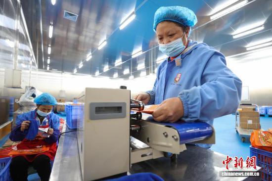 2月25日,贵州省黔南州龙里县一家辣椒加工企业生产车间,工人在包装辣椒产品。 春节假期过后,龙里县众多工业企业复工生产,加紧赶制各类订单产品保障市场供应,生产车间内一派繁忙景象。中新社记者 瞿宏伦 摄 2月25日,贵州省黔南州龙里县一家辣椒加工企业生产车间,工人在包装辣椒产品。 春节假期过后,龙里县众多工业企业复工生产,加紧赶制各类订单产品保障市场供应,生产车间内一派繁忙景象。中新社记者 瞿宏伦 摄