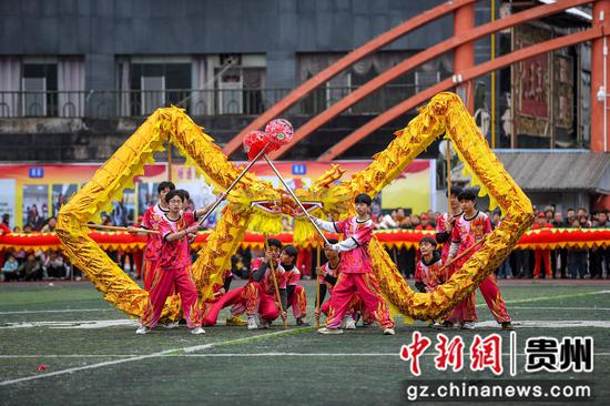 竞技龙表演。王永娟摄