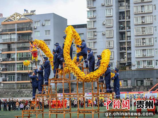 竞技龙表演。王永娟摄
