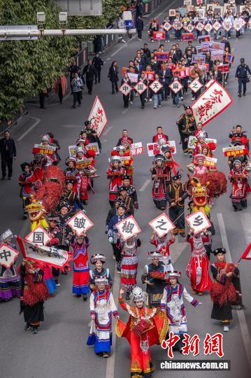 图为巡游现场。李安连 摄 图为巡游现场。李安连 摄