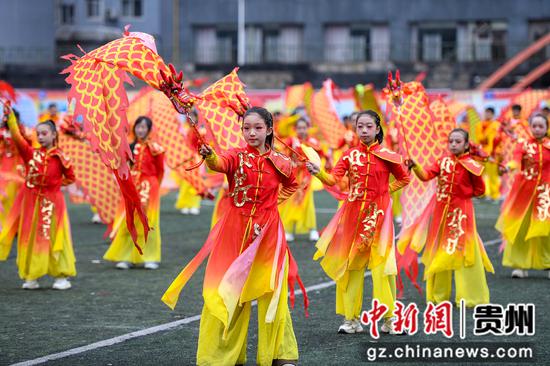 彩带龙。王永娟摄。