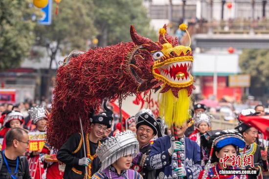 图为巡游现场。李安连 摄 图为巡游现场。李安连 摄