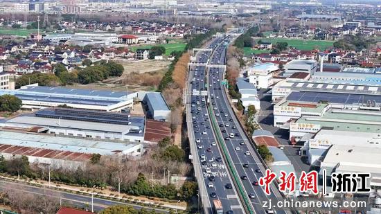 杭宁高速长兴段大流量有序通行。浙江交通集团 供图 杭宁高速长兴段大流量有序通行。浙江交通集团 供图