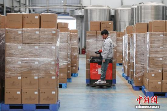 2月25日,贵州省黔南州龙里县一家日化企业生产车间,工人在转运待出厂的产品。 春节假期过后,龙里县众多工业企业复工生产,加紧赶制各类订单产品保障市场供应,生产车间内一派繁忙景象。中新社记者 瞿宏伦 摄 2月25日,贵州省黔南州龙里县一家日化企业生产车间,工人在转运待出厂的产品。 春节假期过后,龙里县众多工业企业复工生产,加紧赶制各类订单产品保障市场供应,生产车间内一派繁忙景象。中新社记者 瞿宏伦 摄