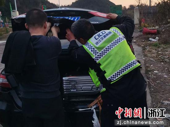金华管理中心施救员帮司机开启后备箱。浙江交通集团 供图 金华管理中心施救员帮司机开启后备箱。浙江交通集团 供图