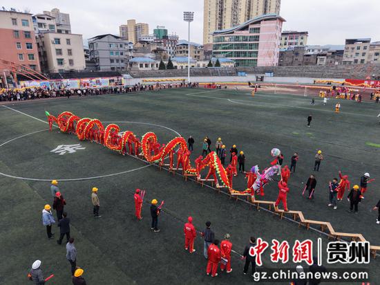 传统龙表演。李宁摄