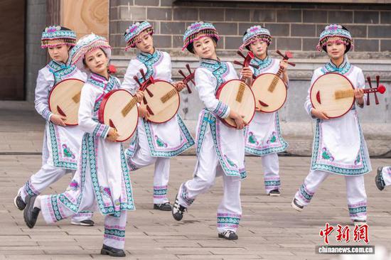 图为贵州省毕节市大方县巡游表演现场。李安连 摄 图为贵州省毕节市大方县巡游表演现场。李安连 摄