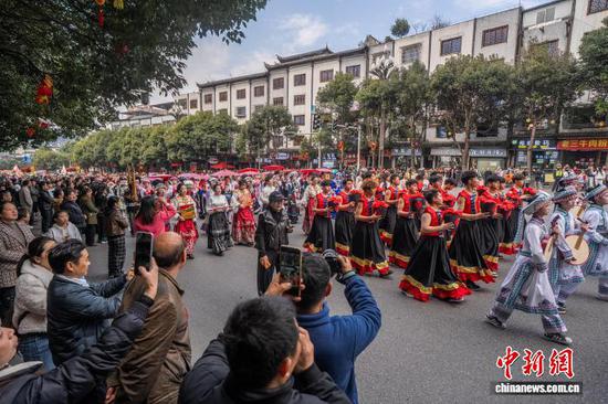 图为巡游现场。李安连 摄 图为巡游现场。李安连 摄
