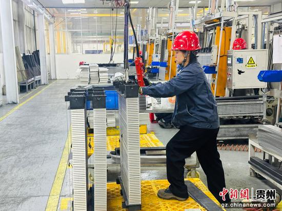 工人们正熟练地操作，有序生产