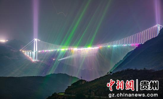 花江峡谷大桥开启灯光秀