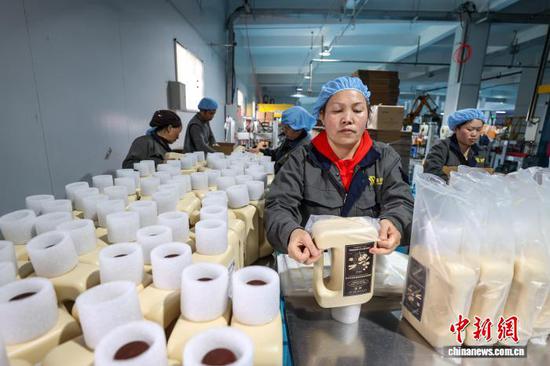 2月25日,贵州省黔南州龙里县一家日化企业生产车间,工人在包装待出厂的洗衣液。 春节假期过后,龙里县众多工业企业复工生产,加紧赶制各类订单产品保障市场供应,生产车间内一派繁忙景象。中新社记者 瞿宏伦 摄 2月25日,贵州省黔南州龙里县一家日化企业生产车间,工人在包装待出厂的洗衣液。 春节假期过后,龙里县众多工业企业复工生产,加紧赶制各类订单产品保障市场供应,生产车间内一派繁忙景象。中新社记者 瞿宏伦 摄