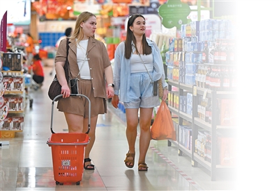 　　随着海南自由贸易港全岛封关运作，海南入境旅游便利化水平不断提升。图为外国游客在三亚一家商场内购物。 新华社记者 郭 程摄