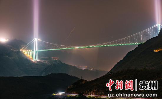 花江峡谷大桥开启灯光秀