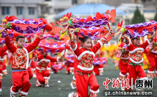 手举龙表演。王永娟摄