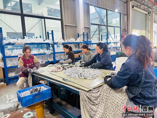 工人们正熟练地操作，有序生产