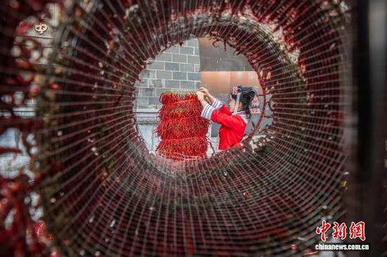 图为“皱龙”制作现场。李安连 摄 图为“皱龙”制作现场。李安连 摄