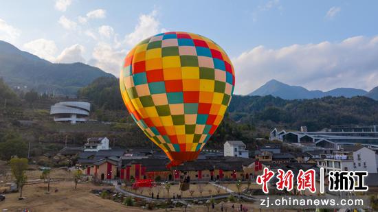 梅源村里的热气球。刘龙龙 摄 梅源村里的热气球。刘龙龙 摄