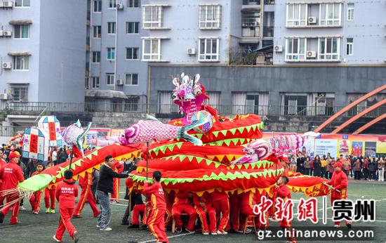 传龙表演。王永娟摄