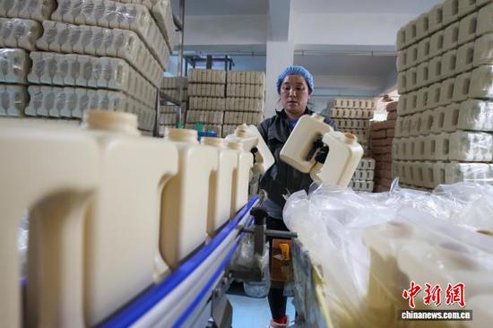 2月25日,贵州省黔南州龙里县一家日化企业生产车间,工人在摆放洗衣液瓶子。 春节假期过后,龙里县众多工业企业复工生产,加紧赶制各类订单产品保障市场供应,生产车间内一派繁忙景象。中新社记者 瞿宏伦 摄 2月25日,贵州省黔南州龙里县一家日化企业生产车间,工人在摆放洗衣液瓶子。 春节假期过后,龙里县众多工业企业复工生产,加紧赶制各类订单产品保障市场供应,生产车间内一派繁忙景象。中新社记者 瞿宏伦 摄