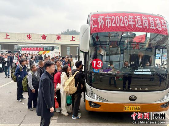 务工人员携带行囊,在工作人员引导下有序排队登车 务工人员携带行囊,在工作人员引导下有序排队登车