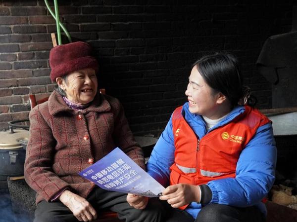 网格员下乡入户宣传反诈知识筑牢反诈防线。韦佳玉 摄