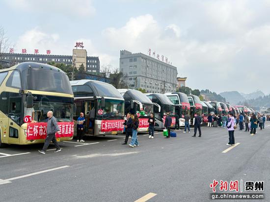 仁怀“返岗直通车”整齐列队,整装待发 仁怀“返岗直通车”整齐列队,整装待发