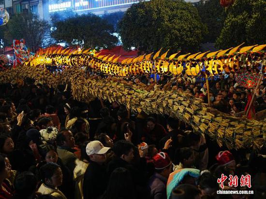 2月25日,贵州省黔东南苗族侗族自治州施秉县城,民众在观看花车龙灯巡游展演。当日晚,2026年“骏马迎春•乐游施秉”龙灯展演活动开幕,36辆特色花车、20余条草把龙与亮龙以及特色民俗方阵,沿街巡游展演,吸引众多市民和游客共赏花车龙灯,共庆新春。中新社记者 周燕玲 摄 2月25日,贵州省黔东南苗族侗族自治州施秉县城,民众在观看花车龙灯巡游展演。当日晚,2026年“骏马迎春•乐游施秉”龙灯展演活动开幕,36辆特色花车、20余条草把龙与亮龙以及特色民俗方阵,沿街巡游展演,吸引众多市民和游客共赏花车龙灯,共庆新春。中新社记者 周燕玲 摄