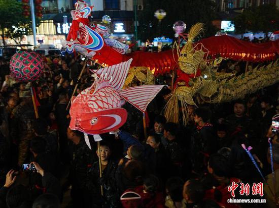 2月25日,贵州省黔东南苗族侗族自治州施秉县城,民众在观看花车龙灯巡游展演。当日晚,2026年“骏马迎春•乐游施秉”龙灯展演活动开幕,36辆特色花车、20余条草把龙与亮龙以及特色民俗方阵,沿街巡游展演,吸引众多市民和游客共赏花车龙灯,共庆新春。中新社记者 周燕玲 摄 2月25日,贵州省黔东南苗族侗族自治州施秉县城,民众在观看花车龙灯巡游展演。当日晚,2026年“骏马迎春•乐游施秉”龙灯展演活动开幕,36辆特色花车、20余条草把龙与亮龙以及特色民俗方阵,沿街巡游展演,吸引众多市民和游客共赏花车龙灯,共庆新春。中新社记者 周燕玲 摄