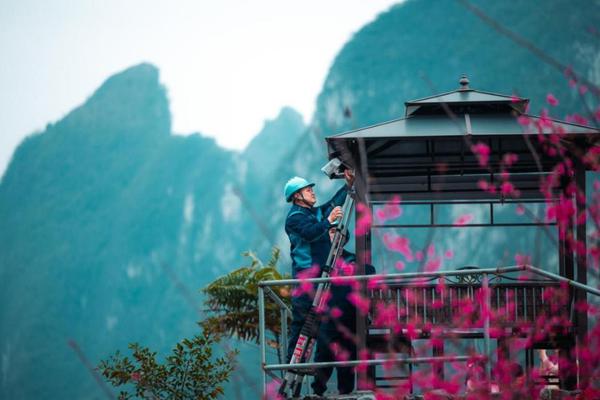 网络工程师安装智慧摄像头开展慢直播带领网友云游河池山水。林峰 摄