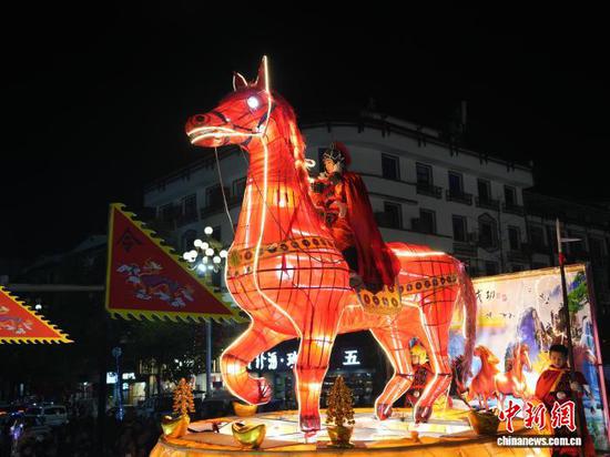 2月25日,贵州省黔东南苗族侗族自治州施秉县城,一位小男孩骑在手工制作的马背上。当日晚,2026年“骏马迎春•乐游施秉”龙灯展演活动开幕,36辆特色花车、20余条草把龙与亮龙以及特色民俗方阵,沿街巡游展演,吸引众多市民和游客共赏花车龙灯,共庆新春。中新社记者 周燕玲 摄 2月25日,贵州省黔东南苗族侗族自治州施秉县城,一位小男孩骑在手工制作的马背上。当日晚,2026年“骏马迎春•乐游施秉”龙灯展演活动开幕,36辆特色花车、20余条草把龙与亮龙以及特色民俗方阵,沿街巡游展演,吸引众多市民和游客共赏花车龙灯,共庆新春。中新社记者 周燕玲 摄