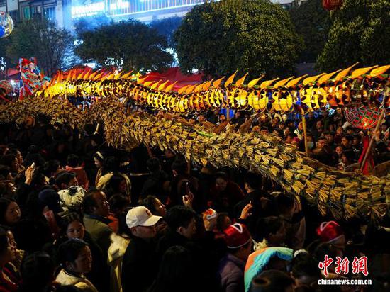 2月25日晚，民众在贵州省施秉县城观看龙灯巡游展演。中新社记者 周燕玲 摄
