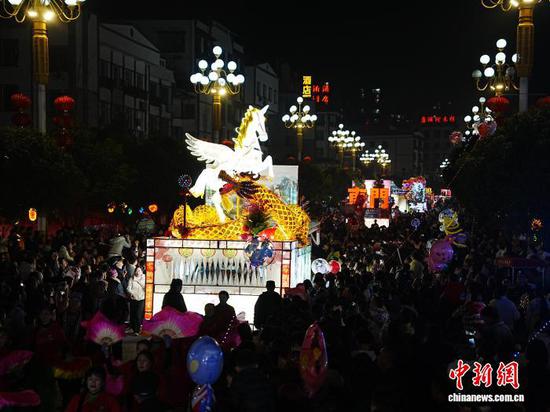 2月25日,贵州省黔东南苗族侗族自治州施秉县城,民众在观看花车龙灯巡游展演。当日晚,2026年“骏马迎春•乐游施秉”龙灯展演活动开幕,36辆特色花车、20余条草把龙与亮龙以及特色民俗方阵,沿街巡游展演,吸引众多市民和游客共赏花车龙灯,共庆新春。中新社记者 周燕玲 摄 2月25日,贵州省黔东南苗族侗族自治州施秉县城,民众在观看花车龙灯巡游展演。当日晚,2026年“骏马迎春•乐游施秉”龙灯展演活动开幕,36辆特色花车、20余条草把龙与亮龙以及特色民俗方阵,沿街巡游展演,吸引众多市民和游客共赏花车龙灯,共庆新春。中新社记者 周燕玲 摄