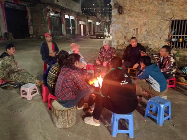 图为技术员在开展炕头小课堂。黄深 摄