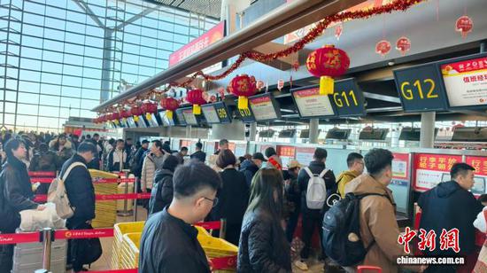 图为旅客在天津机场办理乘机手续。(天津市交通运输委员会供图) 图为旅客在天津机场办理乘机手续。(天津市交通运输委员会供图)