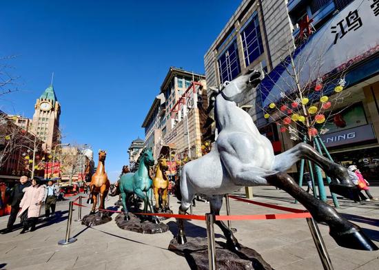 2026年2月1日,北京王府井大街,13米长铜雕《王府八骏》,吸引游人驻足。<a target='_blank' href='/'>中新社</a>发 李文明 摄 2026年2月1日,北京王府井大街,13米长铜雕《王府八骏》,吸引游人驻足。<a target='_blank' href='/'>中新社</a>发 李文明 摄
