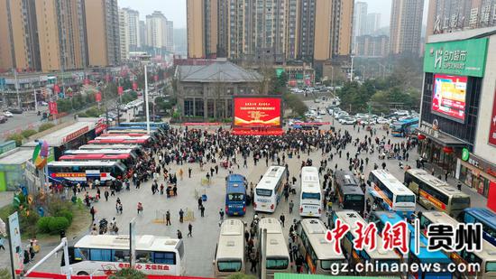 28 辆爱心大巴整装待发，务工群众有序集结。罗金 摄