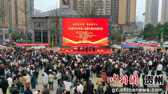 春风送真情，习水县第二批集中劳务输出欢送仪式现场。罗金 摄