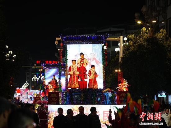 2月25日,贵州省黔东南苗族侗族自治州施秉县城,民众在观看花车龙灯巡游展演。当日晚,2026年“骏马迎春•乐游施秉”龙灯展演活动开幕,36辆特色花车、20余条草把龙与亮龙以及特色民俗方阵,沿街巡游展演,吸引众多市民和游客共赏花车龙灯,共庆新春。中新社记者 周燕玲 摄 2月25日,贵州省黔东南苗族侗族自治州施秉县城,民众在观看花车龙灯巡游展演。当日晚,2026年“骏马迎春•乐游施秉”龙灯展演活动开幕,36辆特色花车、20余条草把龙与亮龙以及特色民俗方阵,沿街巡游展演,吸引众多市民和游客共赏花车龙灯,共庆新春。中新社记者 周燕玲 摄