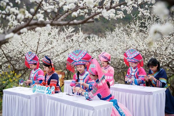 身穿传统民族服饰的员工开展直播展示传统壮锦工艺，让沉睡的文化资源“活”起来。兰逢春 摄