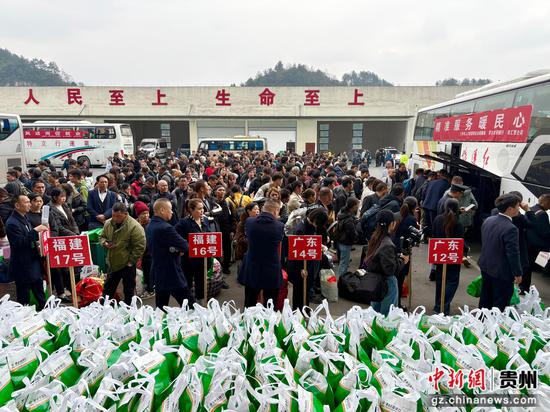 务工人员携带行囊,在工作人员引导下有序排队登车 务工人员携带行囊,在工作人员引导下有序排队登车