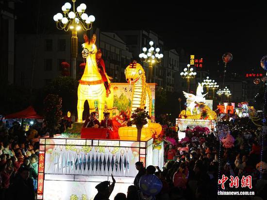 2月25日,贵州省黔东南苗族侗族自治州施秉县城,民众在观看花车龙灯巡游展演。当日晚,2026年“骏马迎春•乐游施秉”龙灯展演活动开幕,36辆特色花车、20余条草把龙与亮龙以及特色民俗方阵,沿街巡游展演,吸引众多市民和游客共赏花车龙灯,共庆新春。中新社记者 周燕玲 摄 2月25日,贵州省黔东南苗族侗族自治州施秉县城,民众在观看花车龙灯巡游展演。当日晚,2026年“骏马迎春•乐游施秉”龙灯展演活动开幕,36辆特色花车、20余条草把龙与亮龙以及特色民俗方阵,沿街巡游展演,吸引众多市民和游客共赏花车龙灯,共庆新春。中新社记者 周燕玲 摄